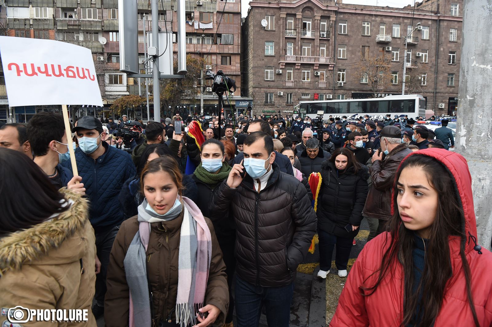 Ermenistan'da göstericiler yolları kapattı